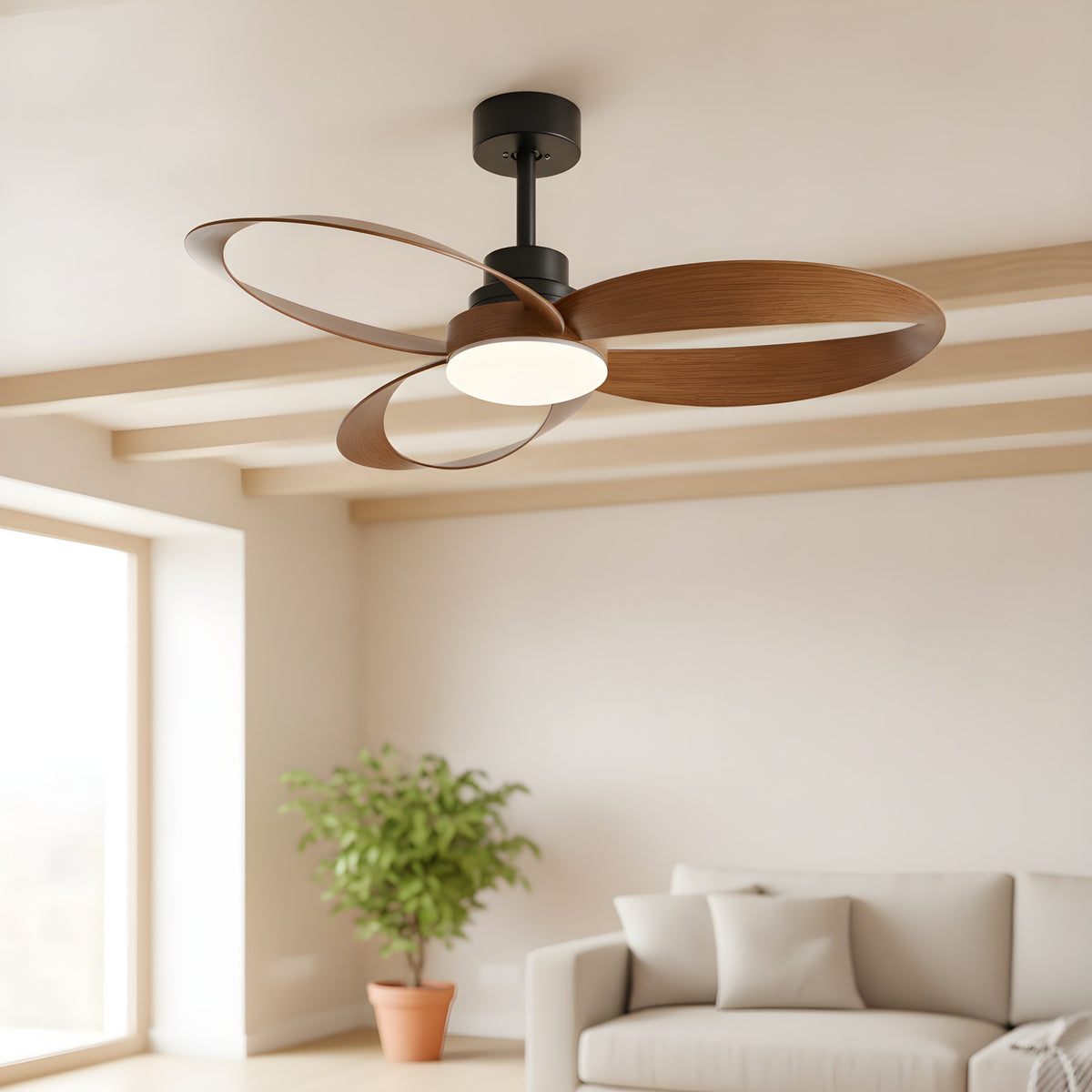 Ventilateur de plafond réversible Doucevent installé au plafond d'un salon lumineux