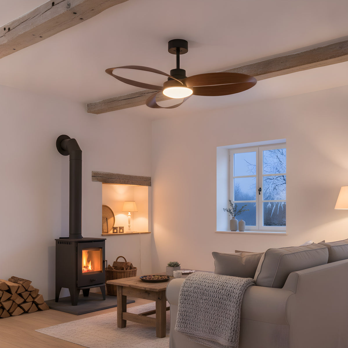Salon avec poêle à bois et ventilateur de plafond Doucevent en hiver