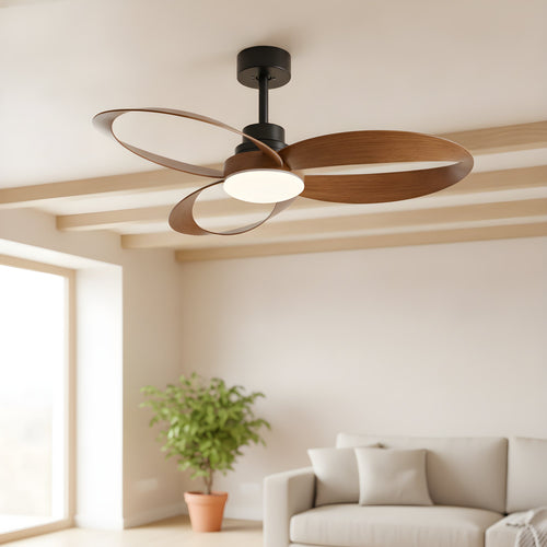 Ventilateur de plafond réversible Doucevent installé au plafond d'un salon lumineux